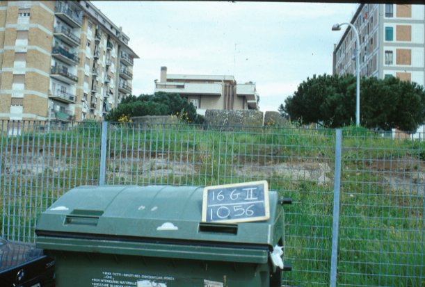 Area 1056: i resti visti da S e, sullo sfondo, i palazzi di via Prenestina
