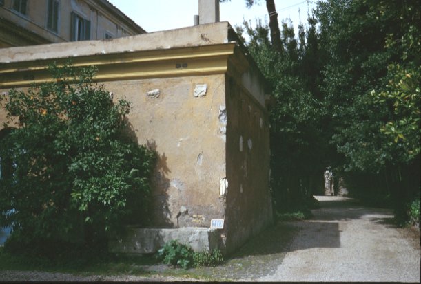 Area 110: Casina Vagnuzzi vista da un viale interno