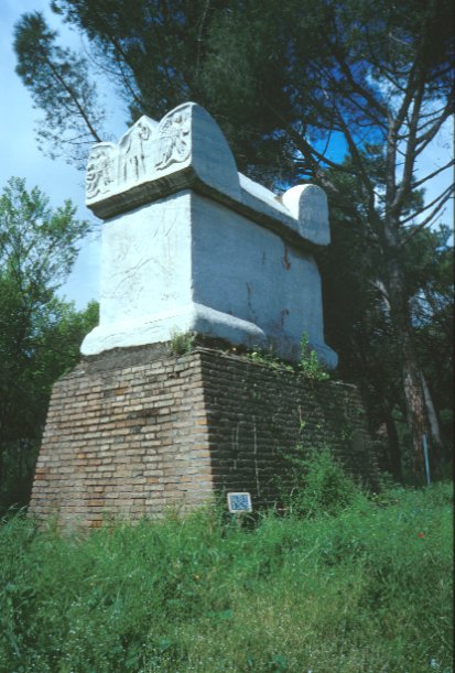 Area 1325: il sarcofago noto come tomba di Nerone