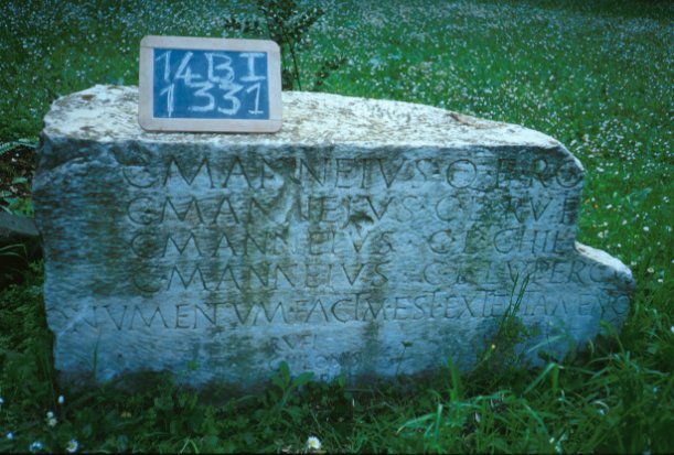 Area 1331: resti dell'iscrizione funeraria pertinente al sepolcro segnalato dalla Carta dell'Agro