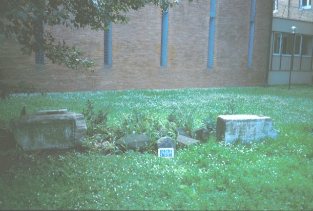 Area 1331: l'epigrafe e i basoli nel giardino della Casa Generalizia della Congregazione Missionaria delle Serve dello Spirito Santo
