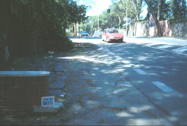 Area 1332: i basoli riposizionati lungo il margine del tracciato moderno della via Cassia