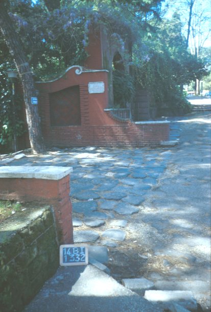 Area 1332: i basoli riposizionati davanti all'ingresso di una villa