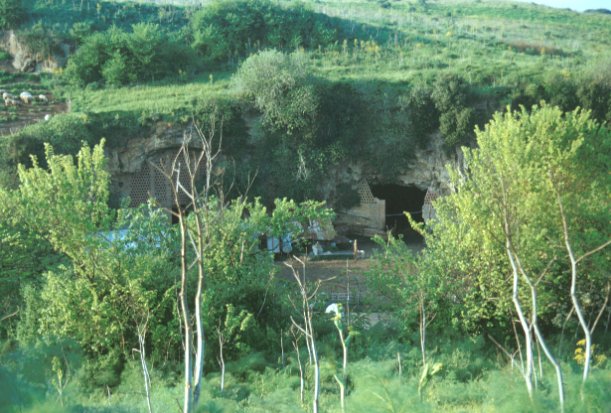 Area 1348: le grotte viste da via della Valle