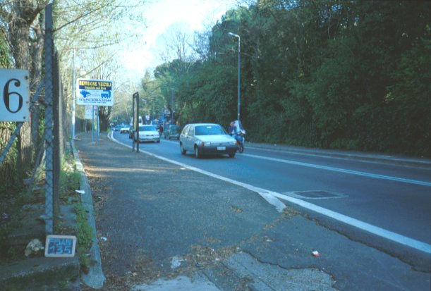Area 135: il tracciato moderno della via Cassia e, sulla sinistra, l'area recintata