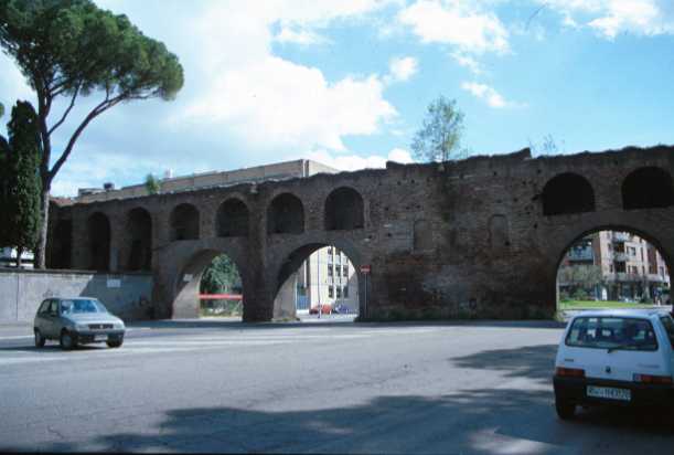 Area 156: il tratto delle mura tra p.Bottego e v.le del Campo Boario