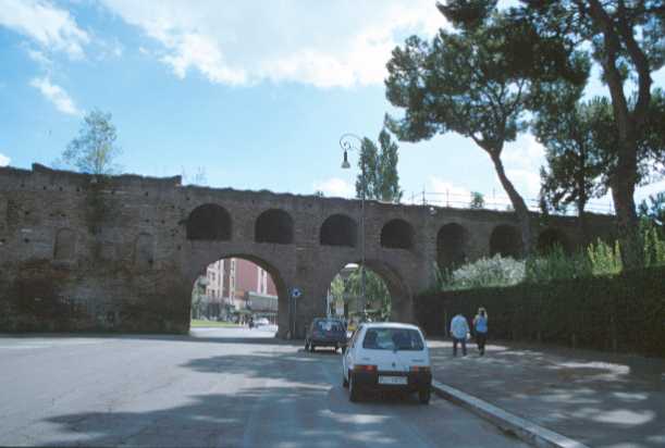 Area 156: il tratto delle mura tra p.Bottego e v.le del Campo Boario
