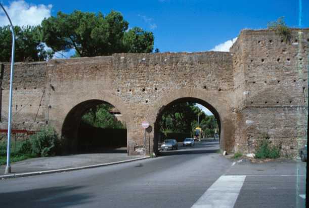 Area 156: il tratto delle mura visto da v.le del Campo Boario
