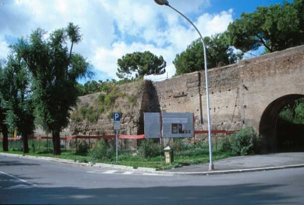 Area 156: il tratto delle mura in piazza Bottego