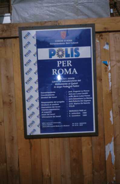 Area 156: il cartello esplicativo del restauro che interessa parzialmente il tratto At delle mura Aureliane