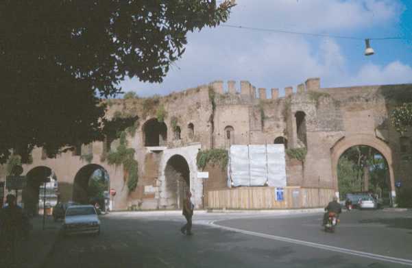 Area 156: il tratto di mura Aureliane visto da largo F.Fellini e, alla destra della porta Pinciana, il monumento ai caduti del quartiere Ludovisi, ora in fase di restauro