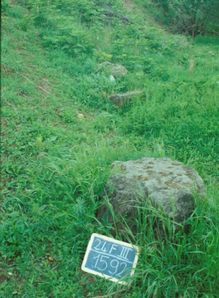 Area 1592: un blocco di tufo individuato sul terreno