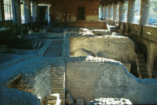 Area 1: resti del sepolcreto ostiense conservati al di sotto della tettoia
