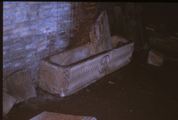 Area 2505: un sarcofago del titulus al di sotto della basilica