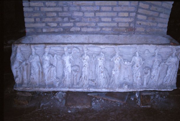 Area 2505: un sarcofago del titulus al di sotto della basilica