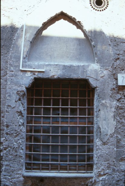 Area 2508: la finestra archiacuta conservata lungo la facciata SO della casa medievale