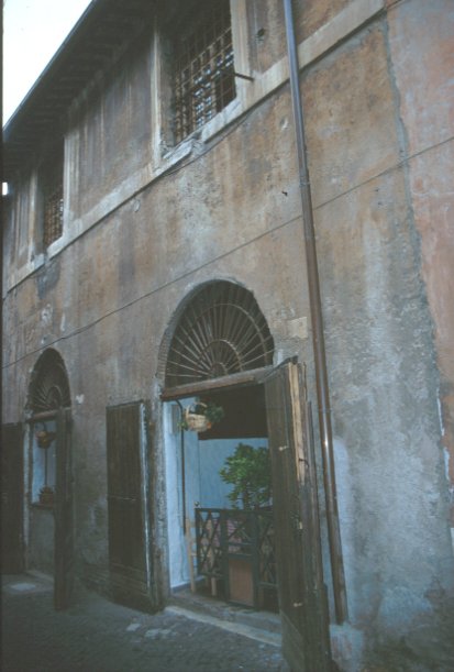 Area 2508: le finestre gotiche presenti al pianterreno dell'edificio