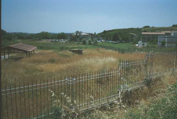 Area 2666: le strutture della villa viste dall'esterno della recinzione
