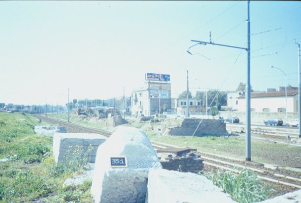 Area 351: i sepolcri visti dalla ferrovia