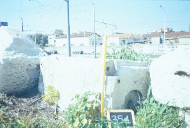 Area 351: particolare dei blocchi di travertino adiacenti ai sepolcri