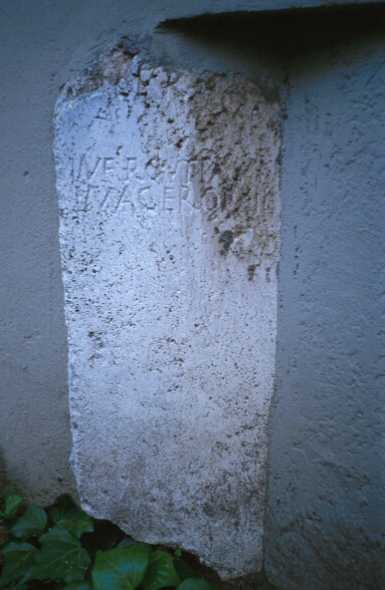 Area 4156: l'epigrafe inserita nel muro della rampa di accesso ai garage del condominio di via Po