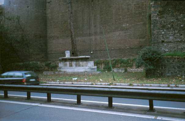 Area 4161: la porzione visibile del sepolcro circolare vista da corso d'Italia