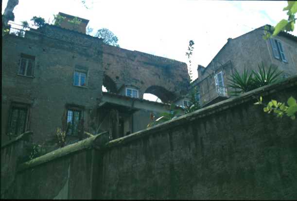 Area 4905: il tratto G dell'acquedotto Neroniano compreso tra le abitazioni di piazza S.Giovanni in Laterano