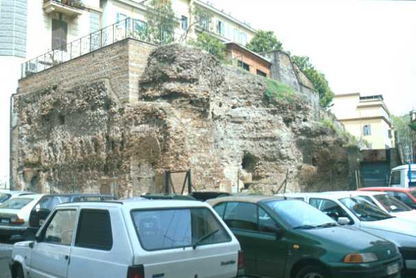 Area 4213: la costruzione in laterizio forse relativa al tempio di Iside
