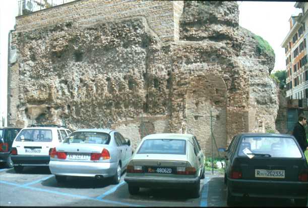 Area 4213: la costruzione in laterizio forse relativa al tempio di Iside