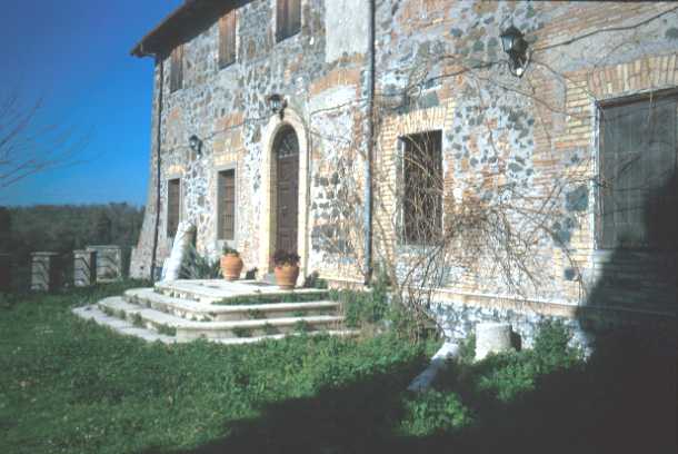 Area 4505: la facciata principale del casale