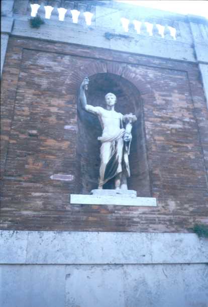 Area 4646: una delle statue inserite in nicchie lungo la salita di Montecavallo