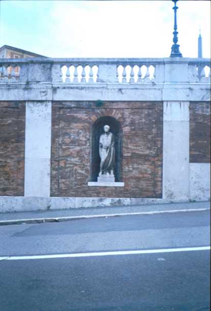 Area 4646: una delle statue inserite in nicchie lungo la salita di Montecavallo