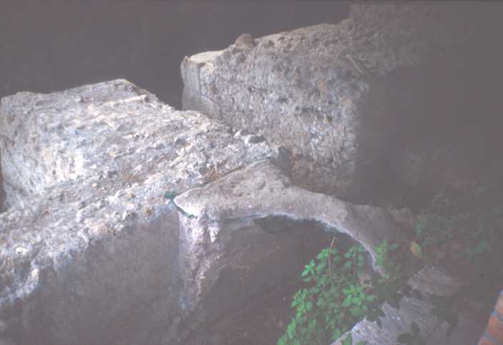 Area 5608: i resti delle strutture murarie in opera laterizia e blocchetti di tufo nell'area retrostante S.Balbina