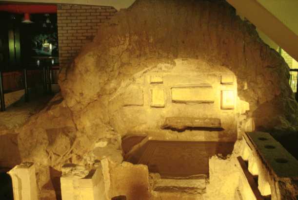 Area 5: necropoli della via Portuense-tomba scavata nel tufo
