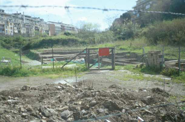 Area 6: veduta dell'area di scavo dall'esterno della recinzione