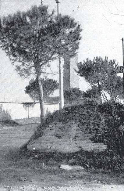 Sepolcro in laterizio su via Alecce -sullo sfondo, Tor Tre Teste- (Quilici 1974, p.292, f.597)
