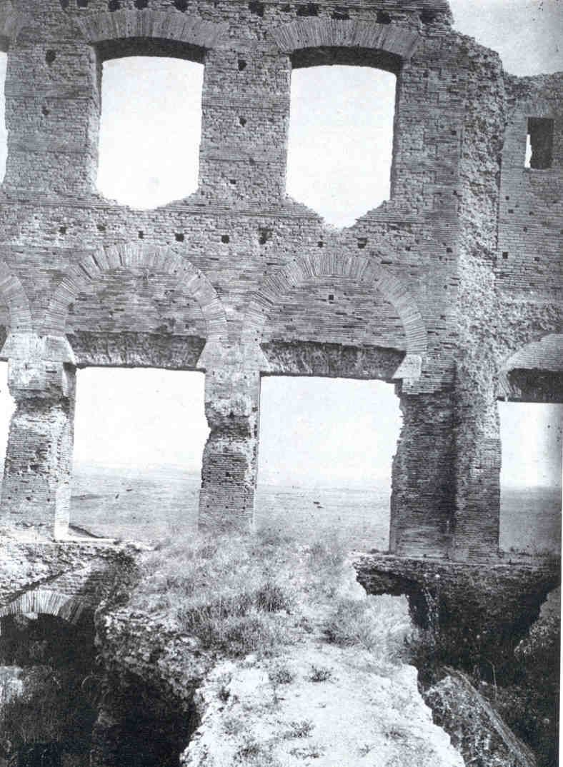 Sette Bassi: particolare interno della fronte finestrata di NO, prima del crollo del 1951 (Quilici 1974, p.780, f.1772)