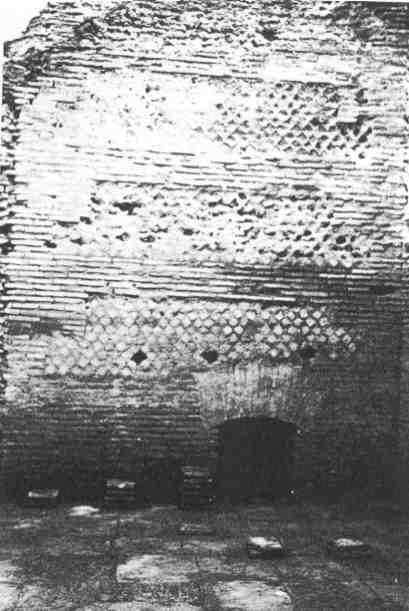 Villa dei Sette Bassi. Ambiente A 12: sottopavimentazione marmorea e bocca del prefurnio (Buonamico 1987-1988, p.397, f.96)
