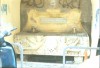 Area 4844: il sarcofago in marmo,attualmente utilizzato come fontana, decorato con un motivo a bassorilievo con putti alati affrontati che sorreggono un medaglione raffigurante il sole