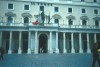 Area 4920: le colonne ioniche che decorano la facciata del palazzo Wedekind a piazza Colonna
